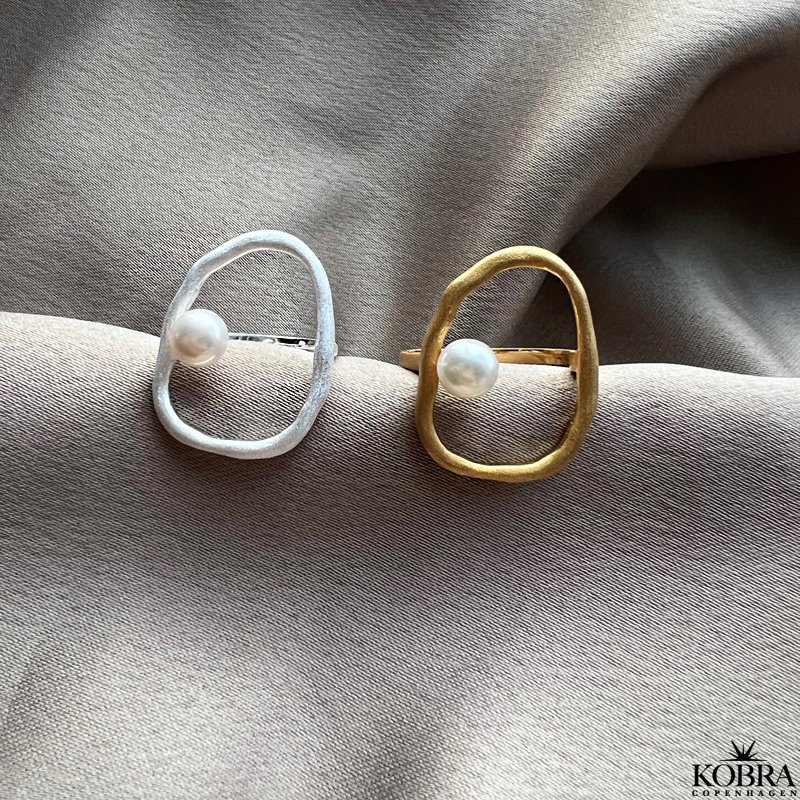 "Selma" large gold ring with freshwater pearl