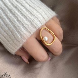 "Selma" large gold ring with freshwater pearl