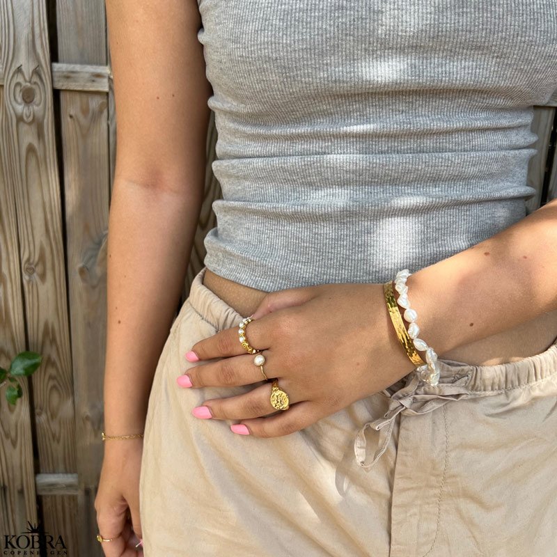 "Luxi" guld ring med gte ferskvandsperle