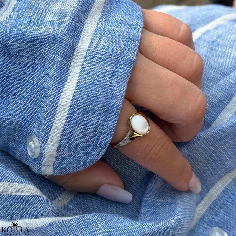 "Flora" gold ring with mother of pearl