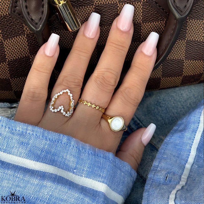 "Flora" gold ring with mother of pearl