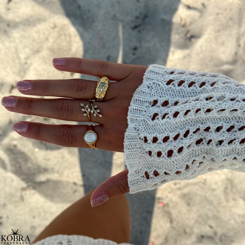 "Viva" gold-plated ring with white stones and leaves