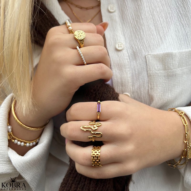 "Zola" gold ring with pearls