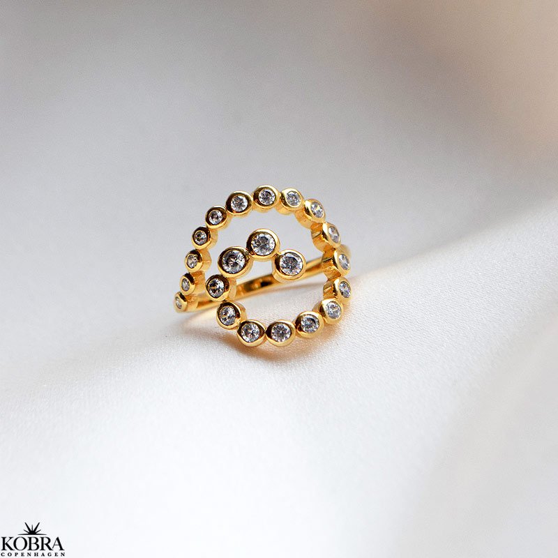 "Pool" smuk guld ring med hvide zirkonia sten