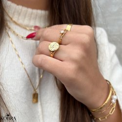 "Tillies" guld ring med drbeformet hvid sten