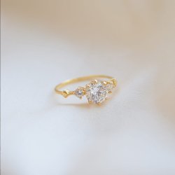 "Rosalia" 18 carat goldplated Ring � White Zirconia
