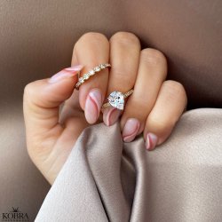 "Evelyn" gold ring with large teardrop-shaped stone