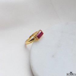 "Princess" guld ring med rd Korund krystal
