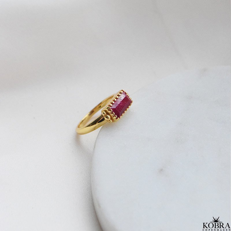 "Princess" guld ring med rd Korund krystal