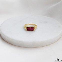 "Princess" guld ring med rd Korund krystal