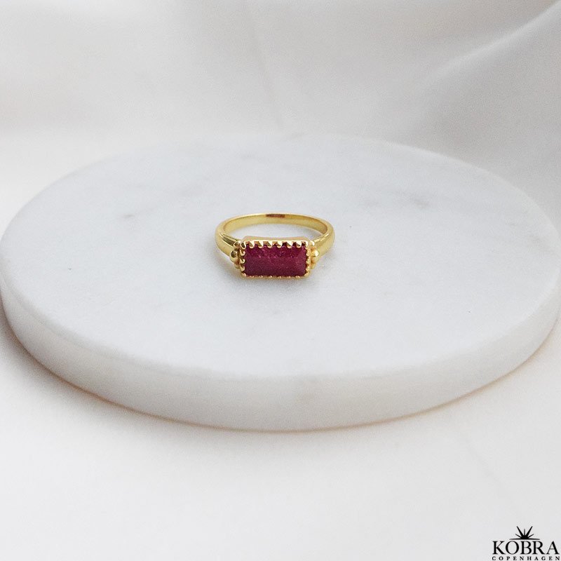 "Princess" guld ring med rd Korund krystal