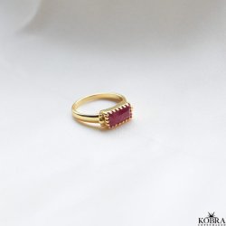 "Princess" guld ring med rd Korund krystal