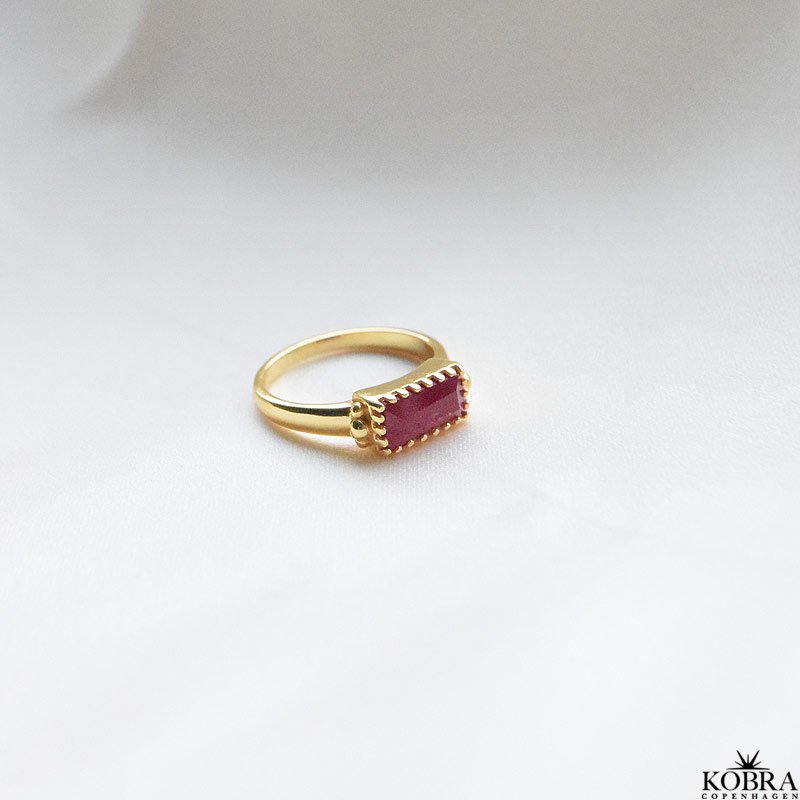 "Princess" guld ring med rd Korund krystal