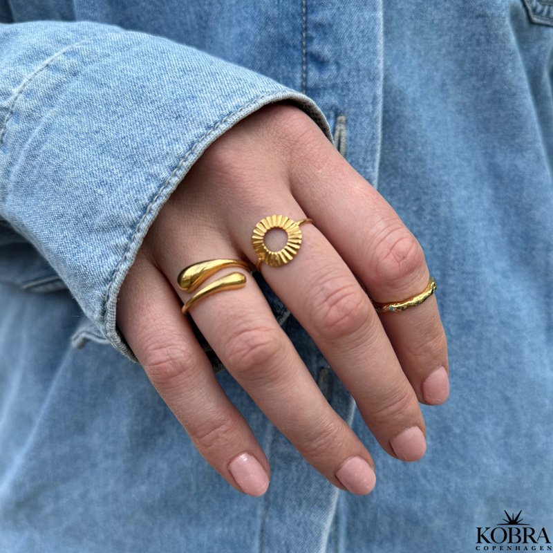 "Morning Sun" guld ring med riflet struktur