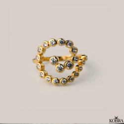 "Pool" smuk guld ring med hvide zirkonia sten