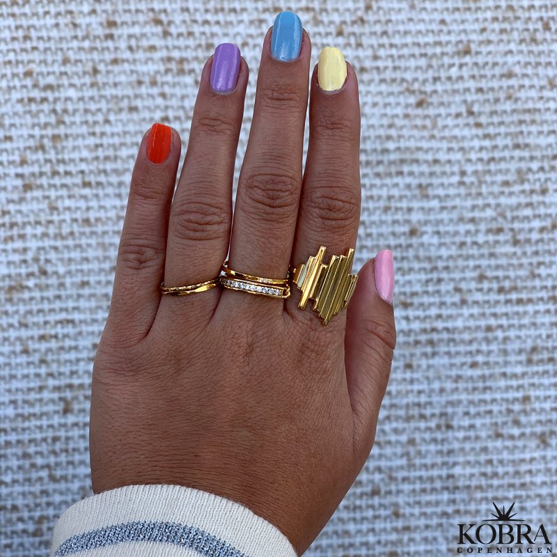 "Xenia" simple gold ring with diamond pattern