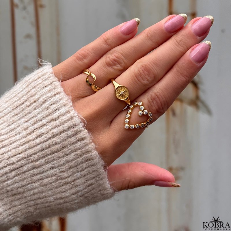 "Cassiopeia" gold signed ring with star and white stone