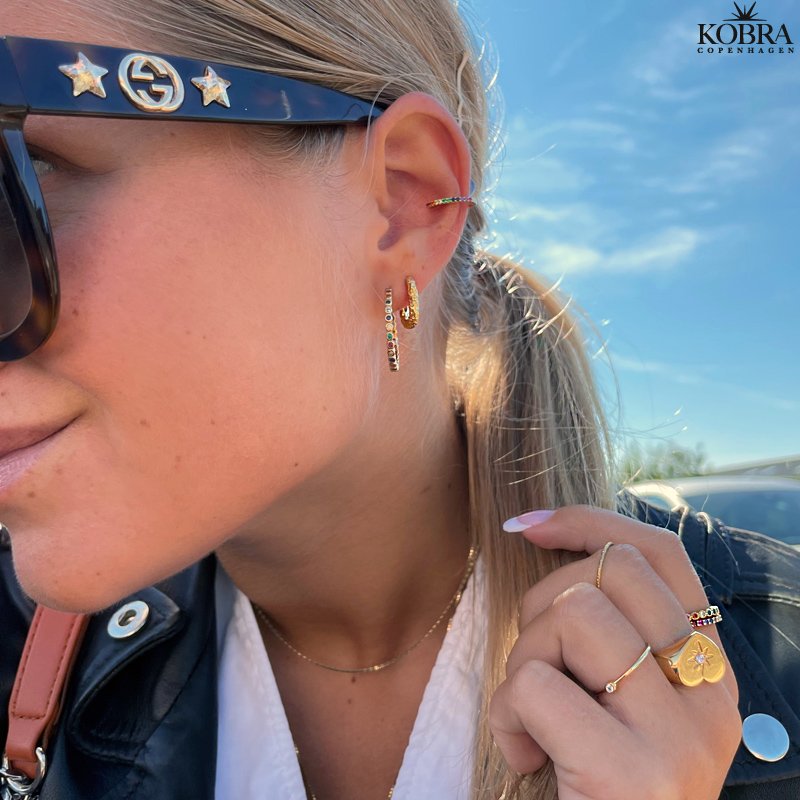 "Lucy" enkel guld ring med blgrn eller lilla sten