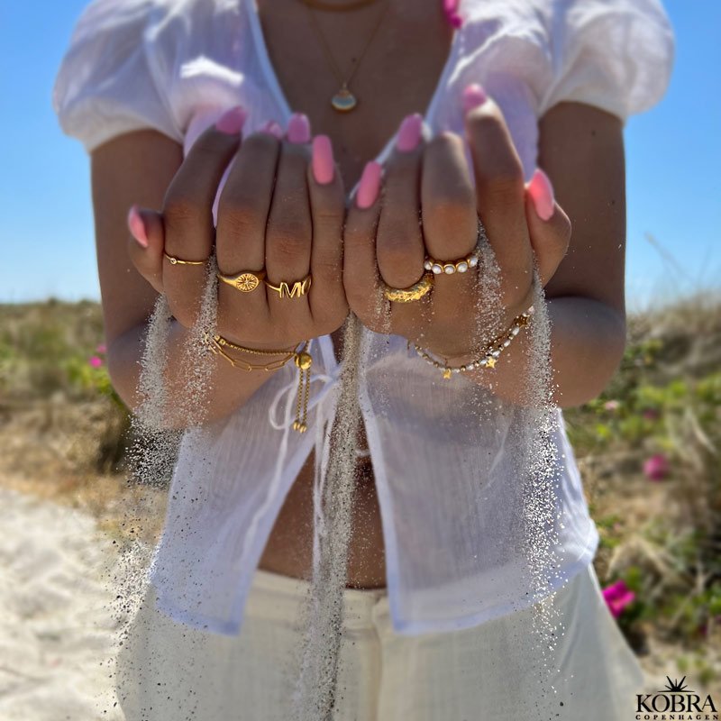 "Cassiopeia" gold signed ring with star and white stone