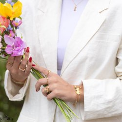 "Pittioni" guld armbnd med bl ferskvandsperler og sm amuletter