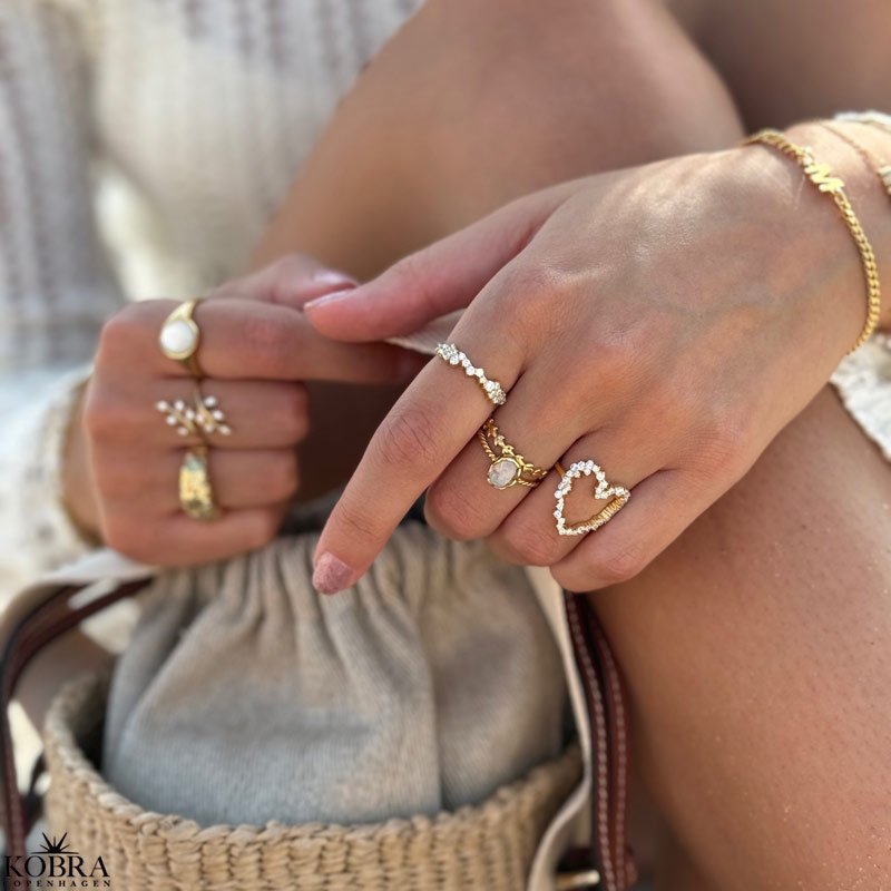 "Mikami" 18 carat gold-plated heart ring with white zirconia stones