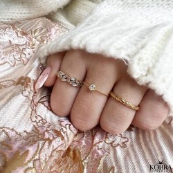 "Tillies" guld ring med drbeformet hvid sten