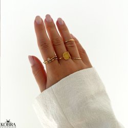 "Xenia" simple gold ring with diamond pattern