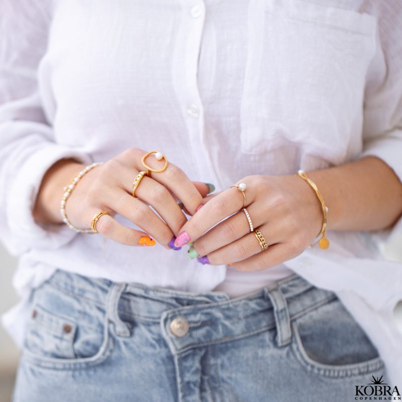 "Selma" large gold ring with freshwater pearl