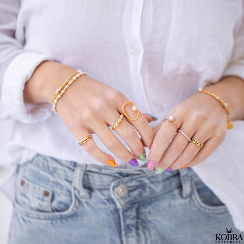 "Selma" large gold ring with freshwater pearl