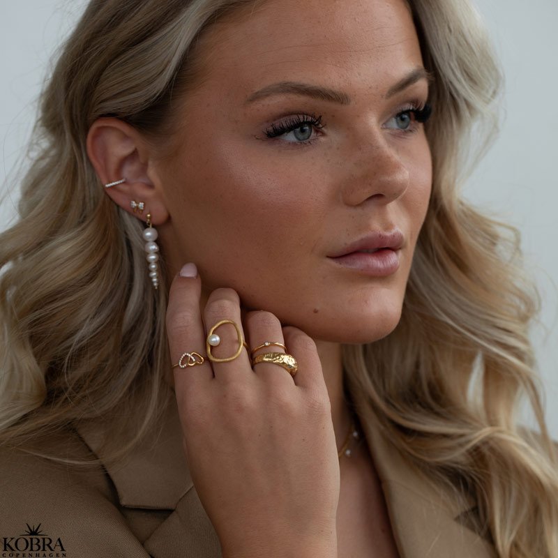 "Luna" stor chunky guld ring med hvide sten