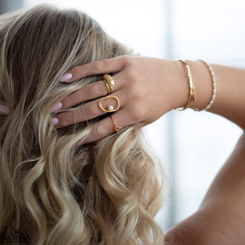 "Selma" large gold ring with freshwater pearl