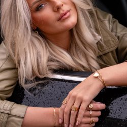 "Annie" gold ring with bow and stone