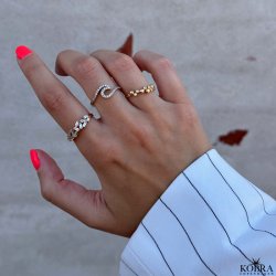 "Veronica" smuk guld ring med guldkugler og hvide sten