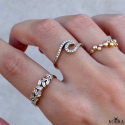 "Veronica" smuk guld ring med guldkugler og hvide sten