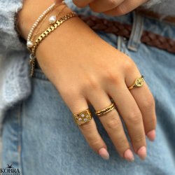 "Hailey" enkel guld ring med hvide sten