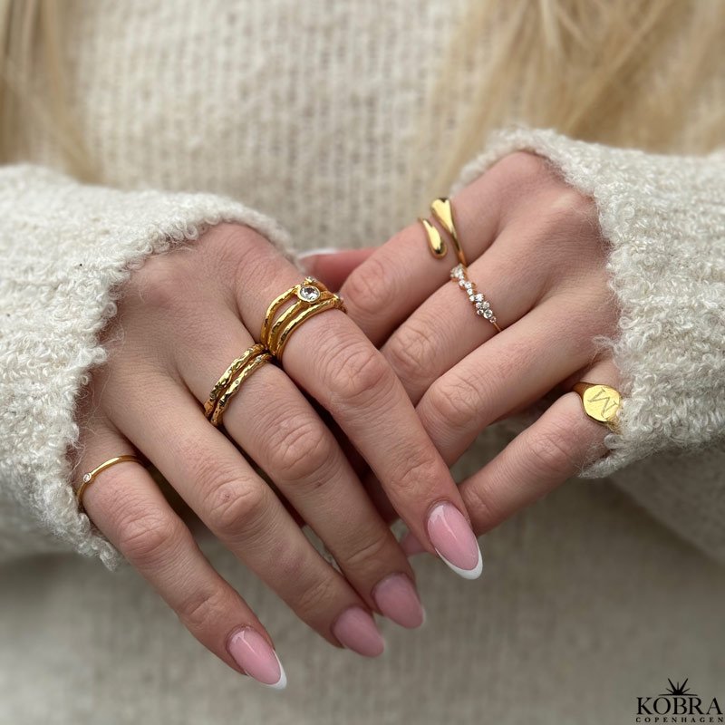 "Hailey" enkel guld ring med bl sten