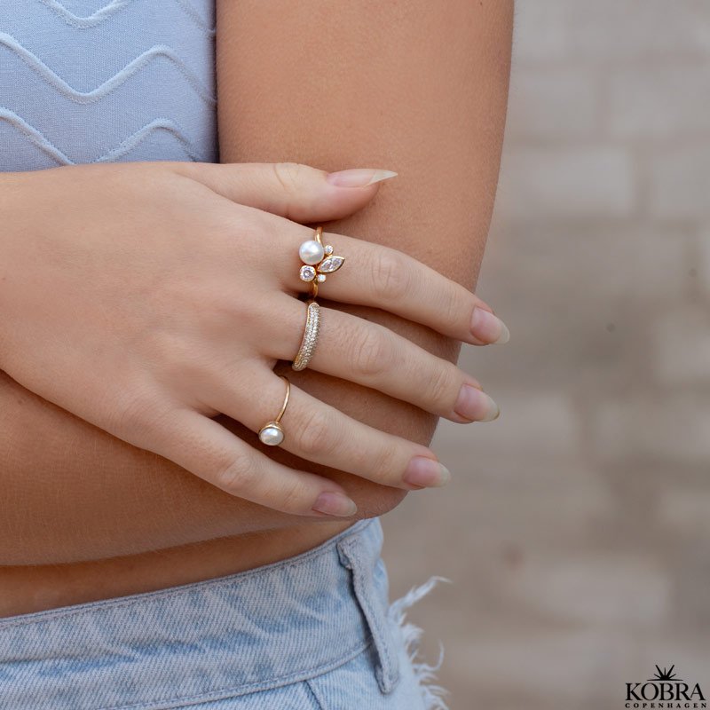 "Magda" guld ring med hvide sten samt gte hvid ferskvandsperle