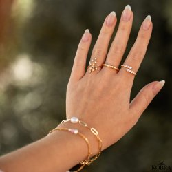 "Hailey" enkel guld ring med lyserde sten