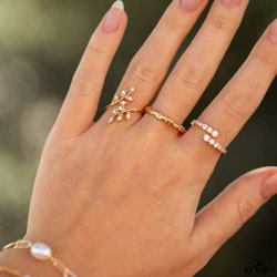 "Hailey" enkel guld ring med lyserde sten