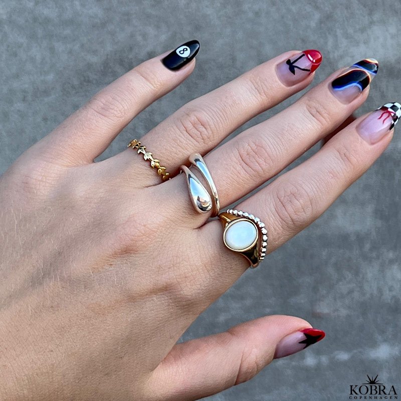 "Flora" gold ring with mother of pearl