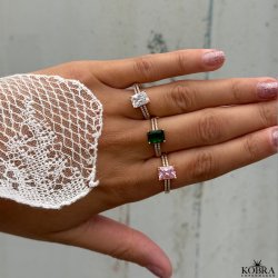 "Vanity" guld ring med lyserød zirkonia sten