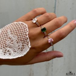 "Vanity" guld ring med lyserød zirkonia sten
