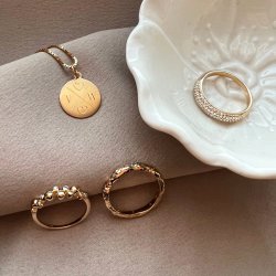 "Sparkling" guld ring med hvide sten