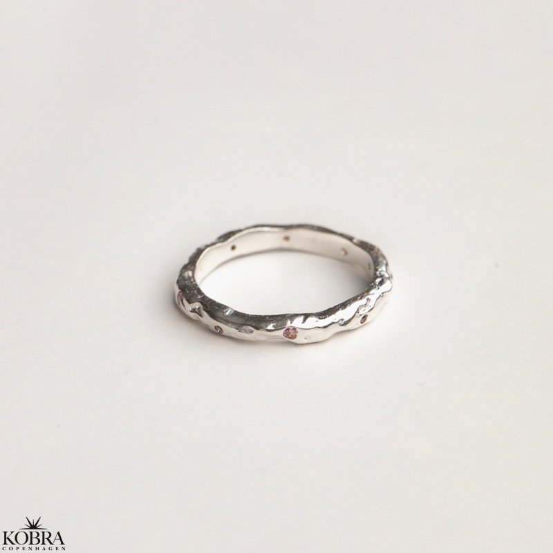 "Hailey" enkel slv ring med lyserde sten