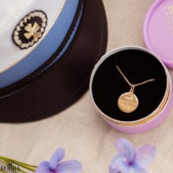 Studenter smykke med studenterhue og navn indgraveret i guld