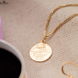 Studenter smykke med studenterhue og navn indgraveret i guld