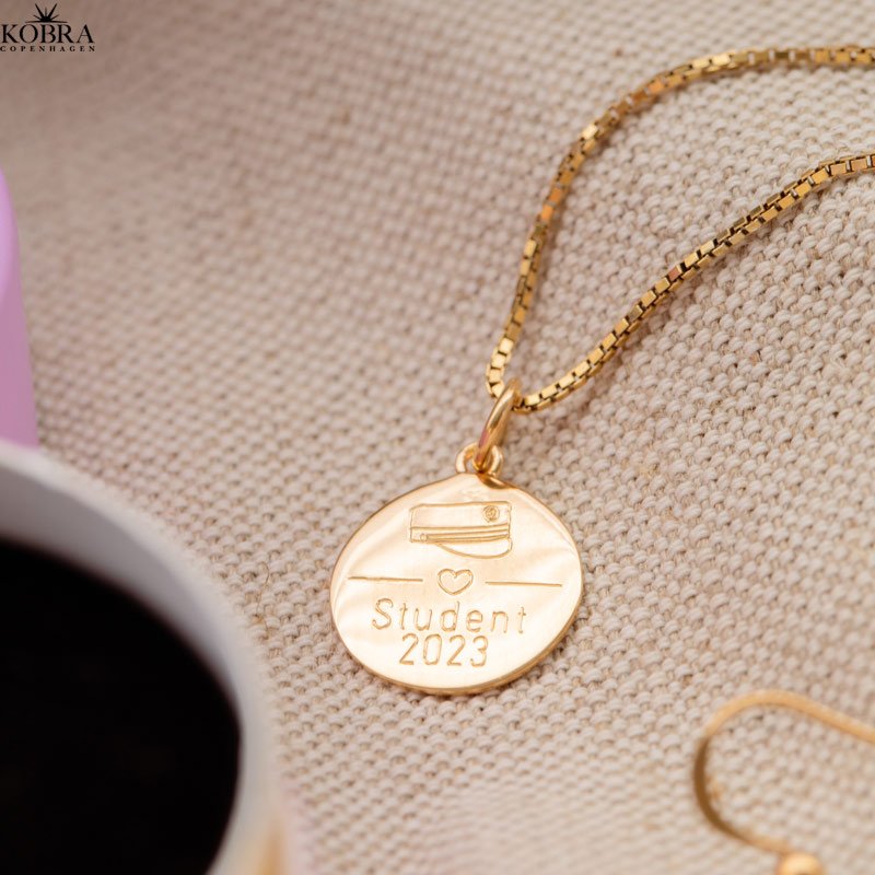Studenter smykke med studenterhue og navn indgraveret i guld