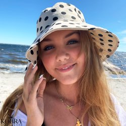 "Giselle" guld halskęde med sommerfugl