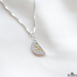 "Lemon Drop" Halskde i slv med citronskive og zirkonia