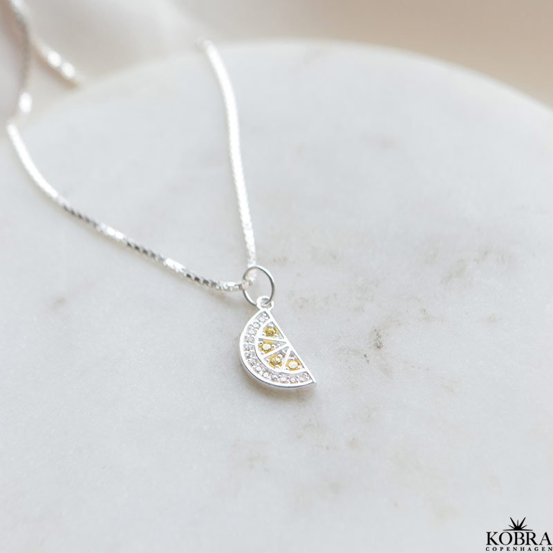 "Lemon Drop" Halskde i slv med citronskive og zirkonia